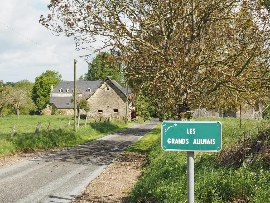 Les Grands-Aulnais Bed and Breakfast Cossé-le-Vivien Eksteriør billede